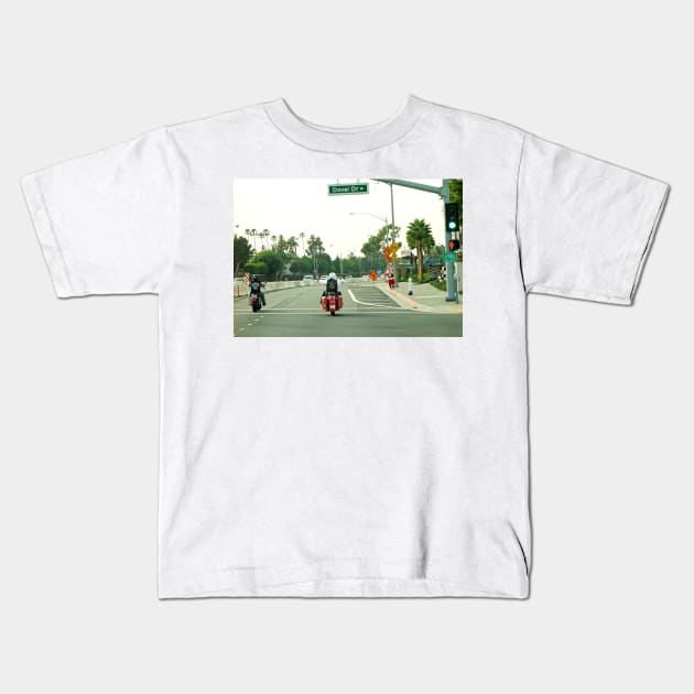 Santa Roaming LA Streets Kids T-Shirt by bobmeyers